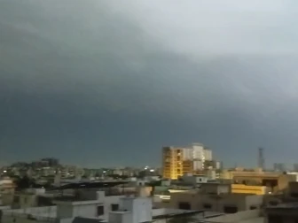کراچی، بادلوں کی گرج چمک اور موسلا دھار بارش نے شہریوں کو دسمبر کی یاد دلا دی