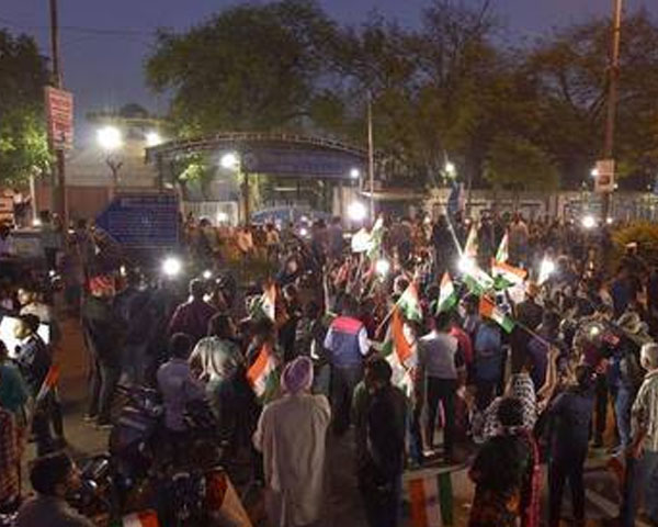 Ù¾Ú¾Ø§ÙØ³Û Ù¾Ø± Ø¹ÙÙ Ø¯Ø±Ø§ÙÙØ¯ Ú©Û ÙÙØª Ø´ÛØ±ÛÙÚº Ú©Û Ø¨ÚÛ ØªØ¹Ø¯Ø§Ø¯ Ø¬ÛÙ Ú©Û Ø¨Ø§ÛØ± ÙÙØ¬ÙØ¯ ÛÛØ ÙÙÙ¹Ù Ø§Û Ø§ÛÙ Ù¾Û 