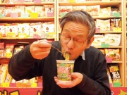 تیس سالوں سے روزانہ نوڈلز کھانے والا معمر شہری