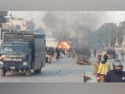 کراچی میں دھرنا مظاہرین کے تشدد سے پولیس افسر سمیت 9 اہلکار زخمی، ملزمان سے رعایت نہ برتنے کا فیصلہ