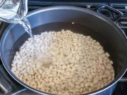 پھلیاں پکانے سے پہلے پانی میں بھگونا ضروری ؟