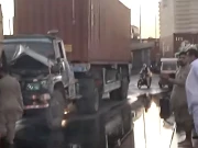 کراچی؛ نیٹی جیٹی پل پر ٹینکر اور ٹرالر میں تصادم، ہزاروں لیٹر آئل سڑک پر بہہ گیا