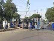 کراچی؛ تیز رفتار آئل ٹینکر بے قابو ہوکر الٹنے سے تیل سڑک پر پھیل گیا