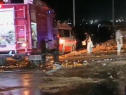 کراچی، نوری آباد کے قریب ایم 9 پر آئل ٹینکر الٹ گیا، ٹریفک شدید متاثر