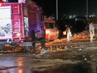 کراچی، نوری آباد کے قریب ایم 9 پر آئل ٹینکر الٹ گیا، ٹریفک شدید متاثر