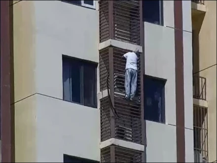 کمرہ بند ہونے پر 89 سالہ خاتون 27 ویں منزل کی ریلنگ سے نیچے اتر گئیں