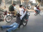 نوشہرہ: ون ویلنگ کرتے ہوئے تین بائیک ٹکرا گئیں، دو نوجوان جاں بحق، دو شدید زخمی