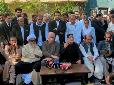 اپوزیشن رہنما پشاور ہائی کورٹ کے احاطے میں میڈیا سے بات چیت کرتے ہوئے (فوٹو : ایکسپریس)