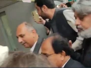 قومی کانفرنس کی اجازت نہ ملنے پر اپوزیشن رہنما ’زبردستی‘ ہوٹل میں داخل، رہنماؤں کا خطاب 