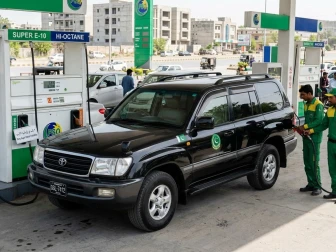 وزیراعظم کا بڑا فیصلہ؛ سرکاری گاڑیوں میں ہائی اوکٹین فیول کے استعمال پر پابندی عائد