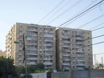 کراچی؛ اوئسٹر ٹاورز خطرناک قرار، سرکاری افسران و خاندان بے گھر ہونے کے خدشے سے دوچار