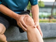 قدم رکھنے میں معمولی تبدیلی گھٹنوں کا درد کم کرسکتی ہے: تحقیق