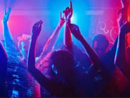 کراچی: درخشاں پولیس کا فحش ڈانس پارٹی پر چھاپہ، 21 مرد و خواتین گرفتار