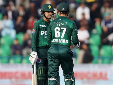 پہلا ٹی ٹوئنٹی: پاکستان کی آسٹریلیا کیخلاف بیٹنگ جاری