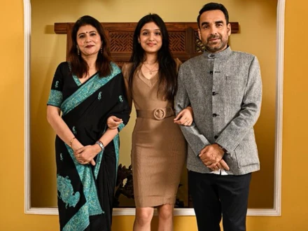 پنکج ترپاٹھی کی بیٹی کی شوبز میں انٹری، والد کیساتھ پہلی پرفرمانس 