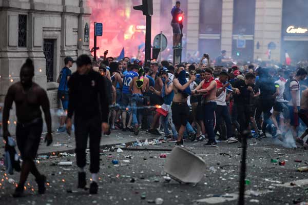 PARIS-CLASH-AFTER-FRANCE-WIN-FOOTBALL-WORLD-CUP-web