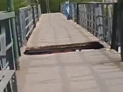 خانیوال اسٹیشن پر قیام پاکستان سے قبل تعمیر کیا گیا مسافر پل کا حصہ گرگیا، ریلوے ملازم جاں بحق