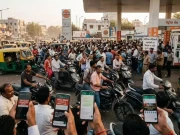 بھارت میں پٹرول بحران کا خوف، گجرات کے پمپس پر پولیس تعینات