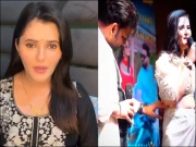 اداکارہ کو اسٹیج پر نامناسب انداز سے چھونے والے بھارتی اداکار پر اہلیہ کے سنگین الزامات