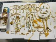 کراچی ایئرپورٹ پر کارروائی، مسافر سے زیورات سمیت 5.8 کروڑ روپے کا سامان برآمد