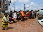 پشاور میں شدید بارش سے سیلابی صورتحال، کشتیوں کے ذریعے 300 افراد کی محفوظ مقامات پر منتقلی
