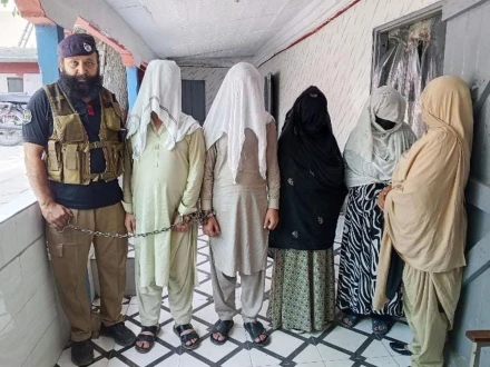 بیوی کو قتل کرنے والا گرفتار شوہر، اپنی ماں ، بہن کے ہمراہ (فوٹو : پشاور پولیس)
