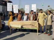 پختونخوا اسمبلی کے باہر لاش رکھ کر احتجاج، ایڈیشنل اسسٹنٹ کمشنر پر قتل کا الزام