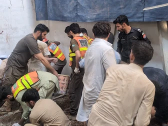 پشاور: نجی اسکول کی چھت گرنے سے 30 بچے اور خواتین ٹیچرز جاں بحق، درجنوں زخمی