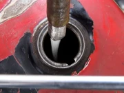 پیٹرولیم مصنوعات میں ملاوٹ کا کاروبار عروج پر، عوام خریدنے پر مجبور