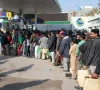 متعدد پمپس پر پیٹرول ختم، عوام کی بڑی تعداد حصول کیلیے باہر نکل آئی