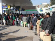 متعدد پمپس پر پیٹرول ختم، عوام کی بڑی تعداد حصول کیلیے باہر نکل آئی