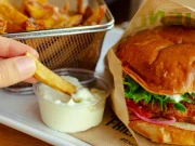 اسپین میں مایونیز ختم ہوجانے پر گاہگ نے کیفے کو آگ لگادی