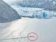 منجمد جھیل میں طیارے کا پائلٹ بیٹیوں سمیت 12 گھنٹے بعد ریسکیو