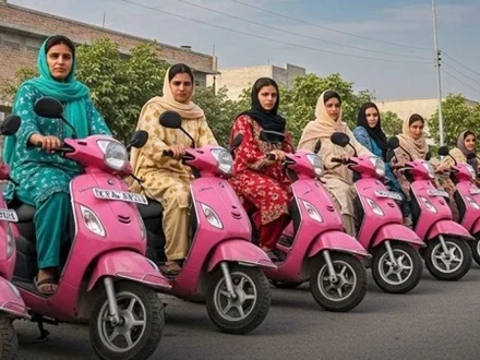 پشاور: طالبات اور ملازمت پیشہ خواتین کو مفت الیکٹرک اسکوٹیز دینےکی منظوری 