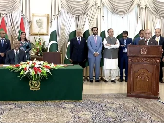 وزیراعظم شہباز شریف اور مالدیپ کے صدر مشترکہ پریس کانفرنس کرتے ہوئے (فوٹو : ویڈیو اسکرین گریب)