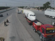 پاکستان میں پہلی بار ہوائی جہاز کی بذریعہ سڑک کراچی سے حیدرآباد منتقلی