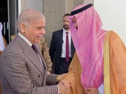 ولی عہد کی دعوت، وزیراعظم اہم ملاقات کے لیے سعودی عرب پہنچ گئے