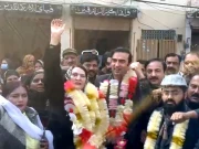 عمران خان اور بشریٰ بی بی کو سزا؛ لیگی  رکن اسمبلی و دیگر کا جشن، مٹھائی تقسیم