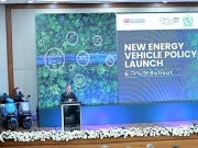  وزیرِ اعظم نے نئی انرجی وہیکل پالیسی کا افتتاح کر دیا، سیکڑوں طلبا میں ای اسکوٹرز کی تقسیم