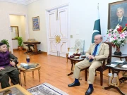 وزیراعظم سے پاکستانی کونٹینٹ کریئیٹر طلحہ احمد کی ملاقات، اعزازی شیلڈ عطا