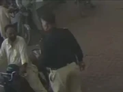 کراچی، پولیس افسر کا بائیک رائڈر پر تشدد، ویڈیو وائرل ہونے پر معطل