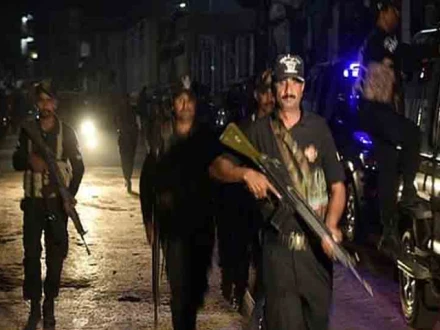 کراچی، شہر میں جرائم پیشہ افراد کے خلاف پولیس کی تابڑ توڑ کارروائیاں