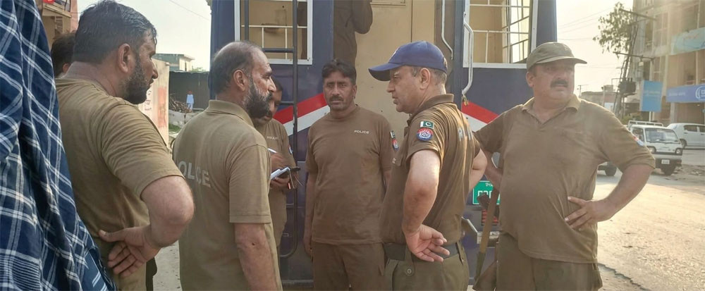 سہالہ چیکیان اسٹاپ پر قیدی فرار ہونے کے بعد پولیس موقع پر موجود ہے (فوٹو : ایکسپریس)