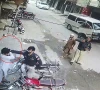 پشاور؛ پولیس اہلکار آپے سے باہر، سوئپر پر تشدد کی ویڈیو وائرل