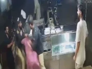 کراچی: شاہین فورس کے اہلکاروں نے ویڈیو بنانے پر شہری کو تشدد کانشانہ بناڈالا، فوٹیج سامنے آگئی