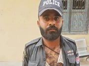 بچوں کوقطرے نہ پلوانے والی فیملی کا انسداد پولیو ٹیم پر تشدد، پولیس اہلکاروں کا گریبان پھاڑ دیا