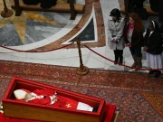 پوپ فرانسس کی میت کو کھلے تابوت میں منظرِعام پر لایا گیا؛ تصاویر وائرل 