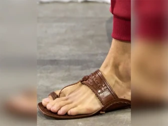 بھارت میں لگژری برانڈ کی کولہاپوری چپل؛ قیمت جان کر ہوش اڑ جائیں گے