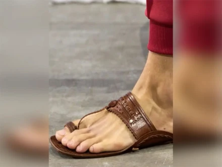 بھارت میں لگژری برانڈ کی کولہاپوری چپل؛ قیمت جان کر ہوش اڑ جائیں گے