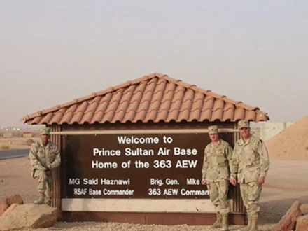 پرنس سلطان ایئربیس میں سعودی فضائیہ کے علاوہ اتحادی افواج بھی بڑی تعداد میں تعینات ہیں